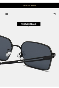 Gros plan sur la monture en métal noir texturée des lunettes de soleil aux verres gris