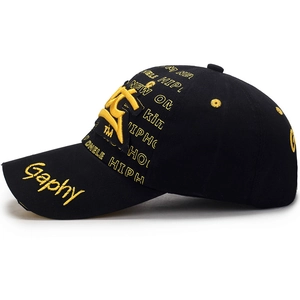 Schwarze Hip-Hop-Baseballkappe mit gelber Stickerei und Distressed-Details für Streetstyle