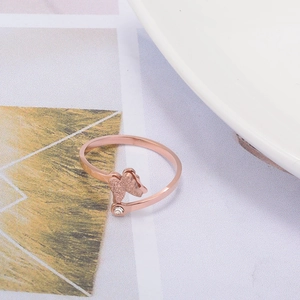 Détail d'une bague papillon en or rose 14 carats avec ailes mates et accent de zircon