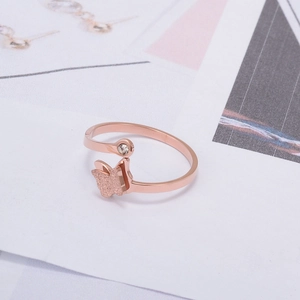 Gros plan détaillé bague papillon en or rose 14k avec finition mate et zircon fin
