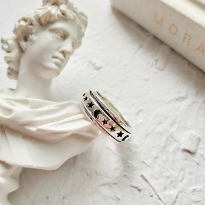 Detailed view of 925 sterling silver spinning ring with moon and star patterns