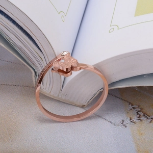 Détail de la bague papillon en or rose avec finition mate et petit accent de diamant