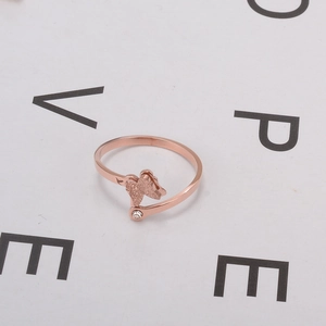 Détail de la bague papillon en or rose avec ailes givrées et pierre de zircon cubique