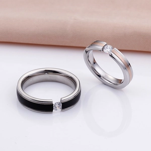 Bagues de couple élégantes en acier titane rose doré et noir avec pierre zircon ronde
