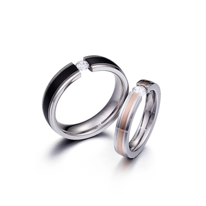 Bagues de couple en acier titane rose doré et noir avec pierre de zircone centrale