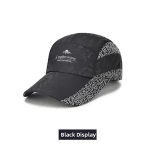 Détail de la casquette noire à séchage rapide avec motifs géométriques et logo extérieur