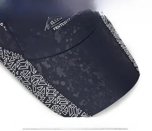 Détail du bord élargi de la casquette avec texture d'éclaboussures d'encre et motifs