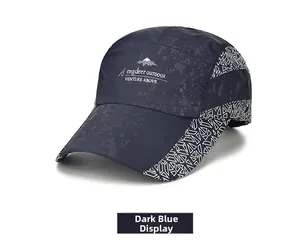 Détail de la casquette de baseball bleu marine à séchage rapide avec logo montagne