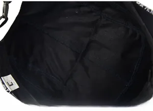 Détails des coutures intérieures et de la sangle réglable de la casquette marine