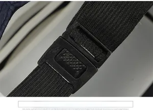 Gros plan sur la boucle réglable en plastique et la sangle élastique de la casquette