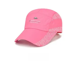 Vue détaillée du dessus d'une casquette de baseball rose à séchage rapide avec motifs
