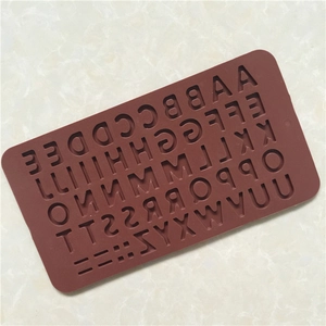 Macro detail van de gepolijste siliconen mal voor letters en cijfers voor DIY bakken