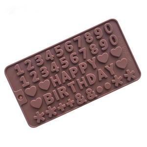 Macro-opname van siliconen mal met cijfers en Happy Birthday letters voor decoratie