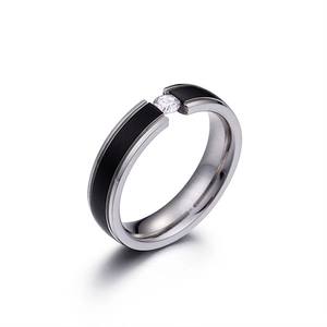 Bague en acier titane avec finition brossée noire et incrustation d'un seul zircon
