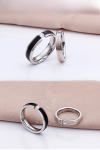Détails des bagues de couple en acier titane noir et or rose avec sertissage diamant