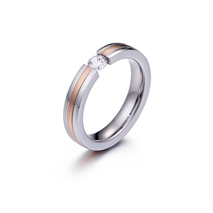 Bague de couple en acier titane argent et or rose avec un diamant central étincelant