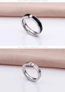 Détail de bagues en acier titane avec placage or rose et noir et un petit diamant brillant