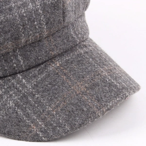 Gros plan d'une casquette gavroche à carreaux gris avec texture de laine et coutures précises