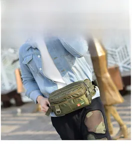 Dettaglio del marsupio in nylon verde militare con tasche multiple e fibbia a anello a D