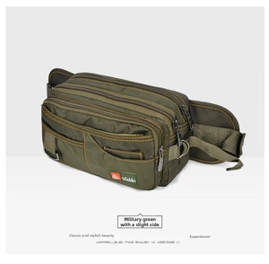 Dettaglio del marsupio in nylon verde militare con scomparti multipli e cuciture arancioni