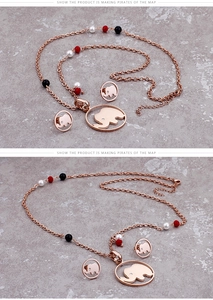 Détails de la parure éléphant en or rose avec perles colorées et cristaux blancs