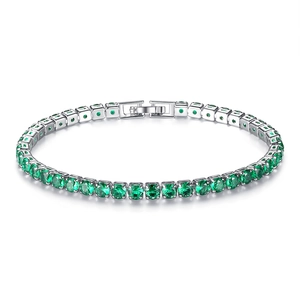 Detailaufnahme des silbernen Tennisarmbands mit rund geschliffenen grünen Zirkonia