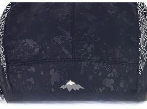 Gros plan d'une casquette respirante avec logo de montagne et texture camouflage