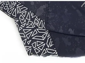 Vue détaillée des coutures du bonnet avec motif géométrique bleu et texture éclaboussée