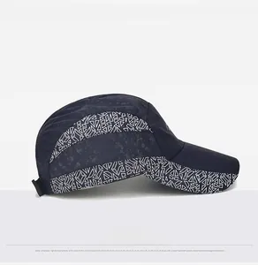 Détail de la casquette sport bleu marine à séchage rapide avec motifs géométriques blancs