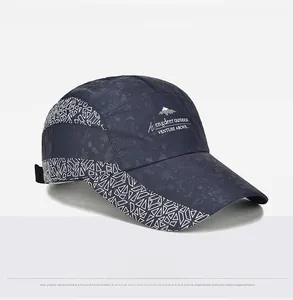 Détail de la casquette sport séchage rapide avec logo de montagne et graphismes