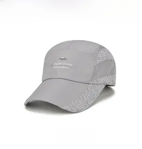 Détail de la casquette outdoor grise séchage rapide avec logo engdeer et tissu respirant