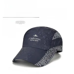 Détail de la casquette sport bleu marine avec logo montagne et motifs géométriques