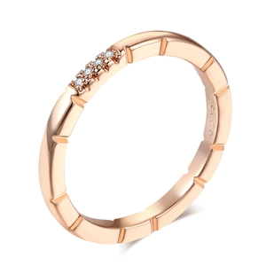 Makroansicht der Au750-Punze auf einem geometrischen Roségoldring mit Diamanten