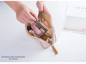 Vue détaillée de la trousse à maquillage beige avec grande capacité et poches internes