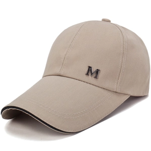 Casquette de baseball en coton kaki avec emblème M en métal sur le côté sur fond blanc