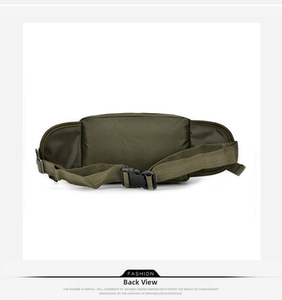 Vista posteriore del marsupio impermeabile verde militare in nylon con fibbia regolabile