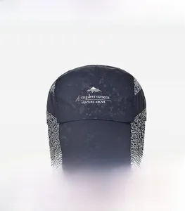 Vue détaillée de la casquette outdoor bleu marine à séchage rapide avec logo