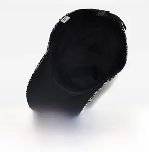 Vue intérieure de la casquette de baseball légère à séchage rapide avec coutures et étiquette