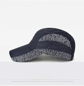Détail de la casquette de sport bleue à séchage rapide avec motifs géométriques latéraux