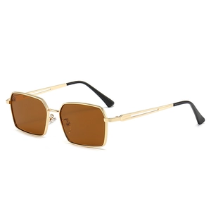 Lunettes de soleil carrées vintage avec monture dorée et verres marron, vue de côté