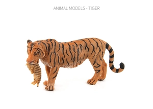 Modello realistico di tigre con cucciolo con trama dettagliata della pelliccia su sfondo bianco