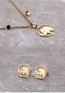 Détail de la parure collier et boucles d'oreilles éléphant doré avec perles et zircon