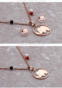 Détails de la parure éléphant en or rose avec perles blanches et perles colorées
