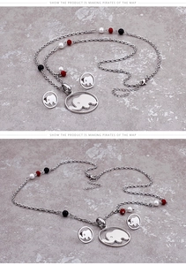 Détails de l'ensemble bijoux éléphant argenté avec perles colorées sur fond gris texturé