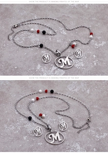 Detailansicht des Edelstahl-Schmucksets mit M-Buchstabe und bunten Harzperlen am Anhänger