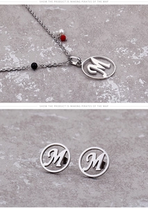 Detail von M-Buchstaben Edelstahl-Halskette und Ohrringen Set mit farbigen Perlen in Silber