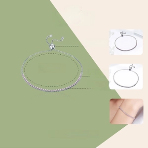 Detail eines verstellbaren 925er Silberarmbands mit rosa Zirkonia und Weißgold-Finish
