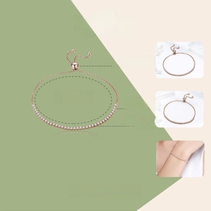 Detailansicht eines s925 Silber-Boxketten-Armbands mit Roségold-Beschichtung und Zirkon