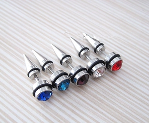 Détail de boucles d'oreilles cône en acier 316L avec incrustation de cristaux