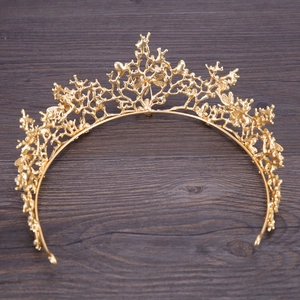 Vue de dessus d'une couronne baroque dorée au design évidé sur un fond en bois sombre